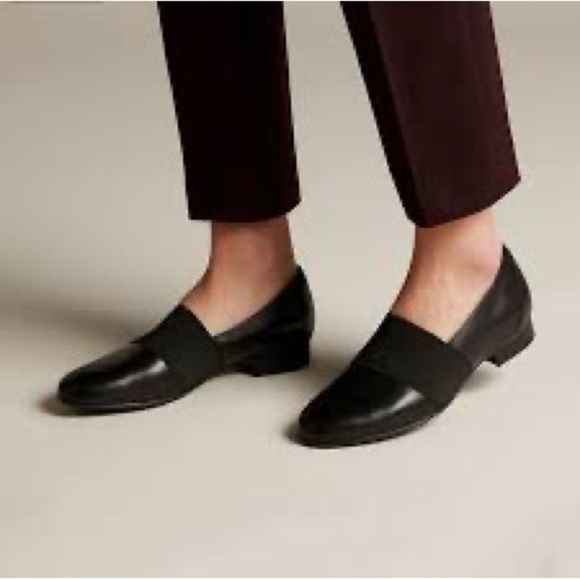 CLARKS WOMEN'S UN BLUSH LO BLACK LEATHER LOAFER - Picture 1 of 8